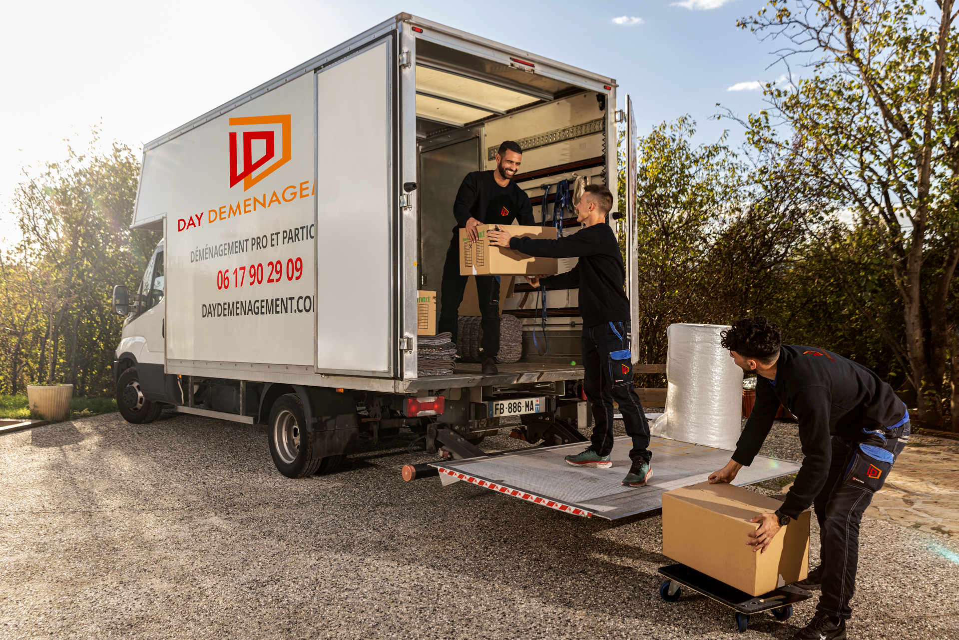 Déménagement de carton dans un camion